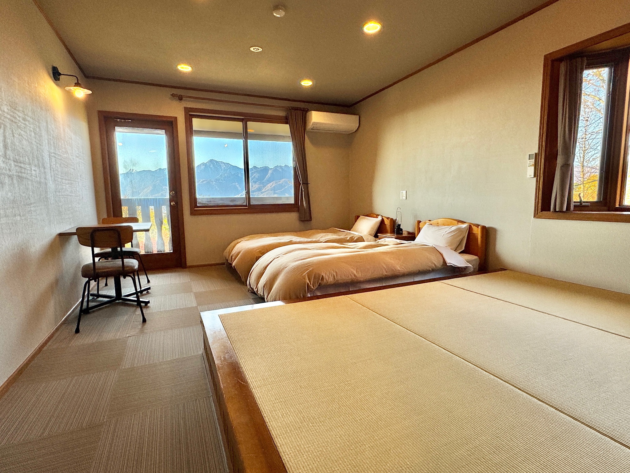 picture of 【シングルツイン+たたみ3畳】独立バス・洗面・トイレ・冷蔵庫付、全室 南アルプスを望むホテルスタイル